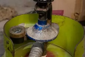 Nggak usah panik! Ini cara mengatasi tabung gas berdesis saat pasang regulator, dijamin antibocor