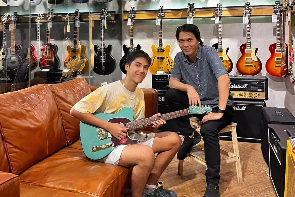 Potret 9 vokalis bareng putranya ini sering dianggap kakak-adik, padahal selisih usainya puluhan tahun