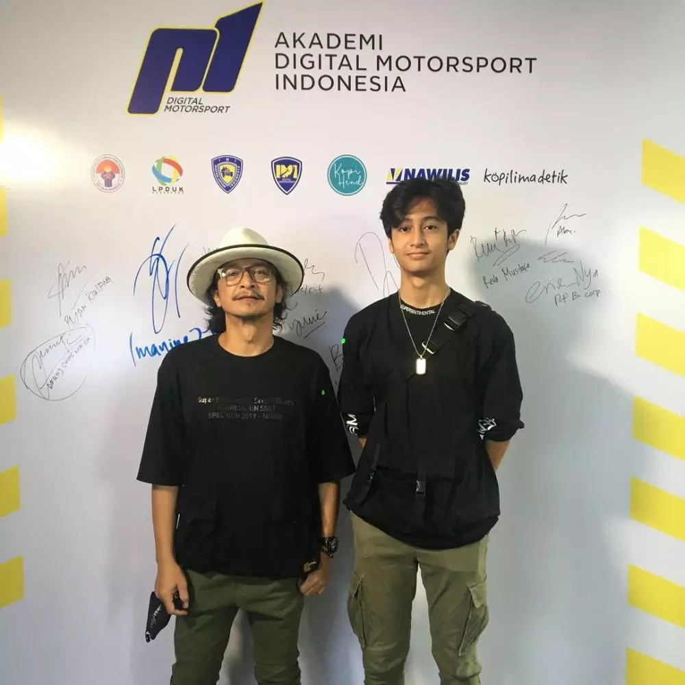 vokalis dan putranya bak kakak adik © instagram