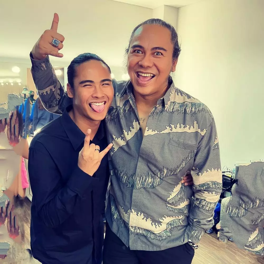 vokalis dan putranya bak kakak adik © instagram