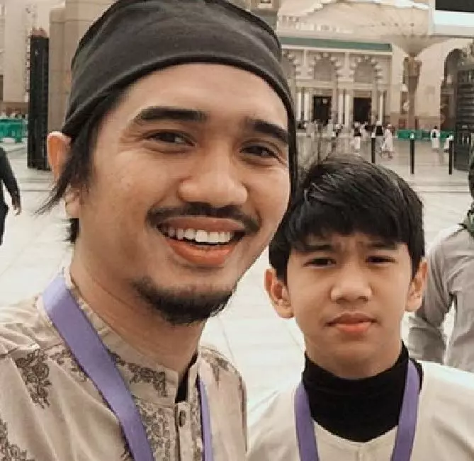 vokalis dan putranya bak kakak adik © instagram