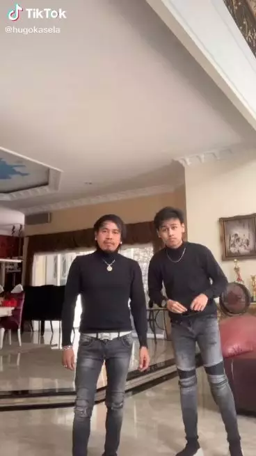 vokalis dan putranya bak kakak adik © instagram