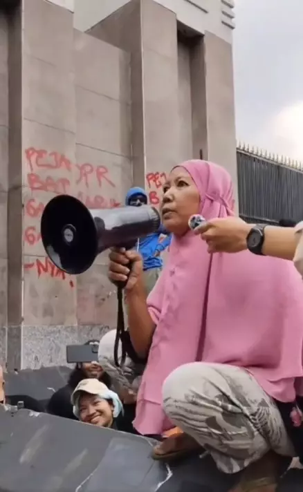 Emak-emak kerudung pink ikut demo © 2025 brilio.net