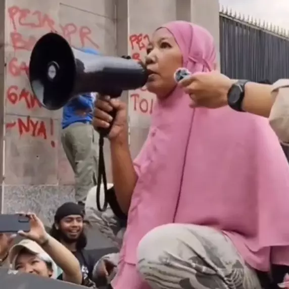 Momen emak-emak ikut demo sampai dicariin anaknya, saat pulang ke rumah endingnya bikin terenyuh