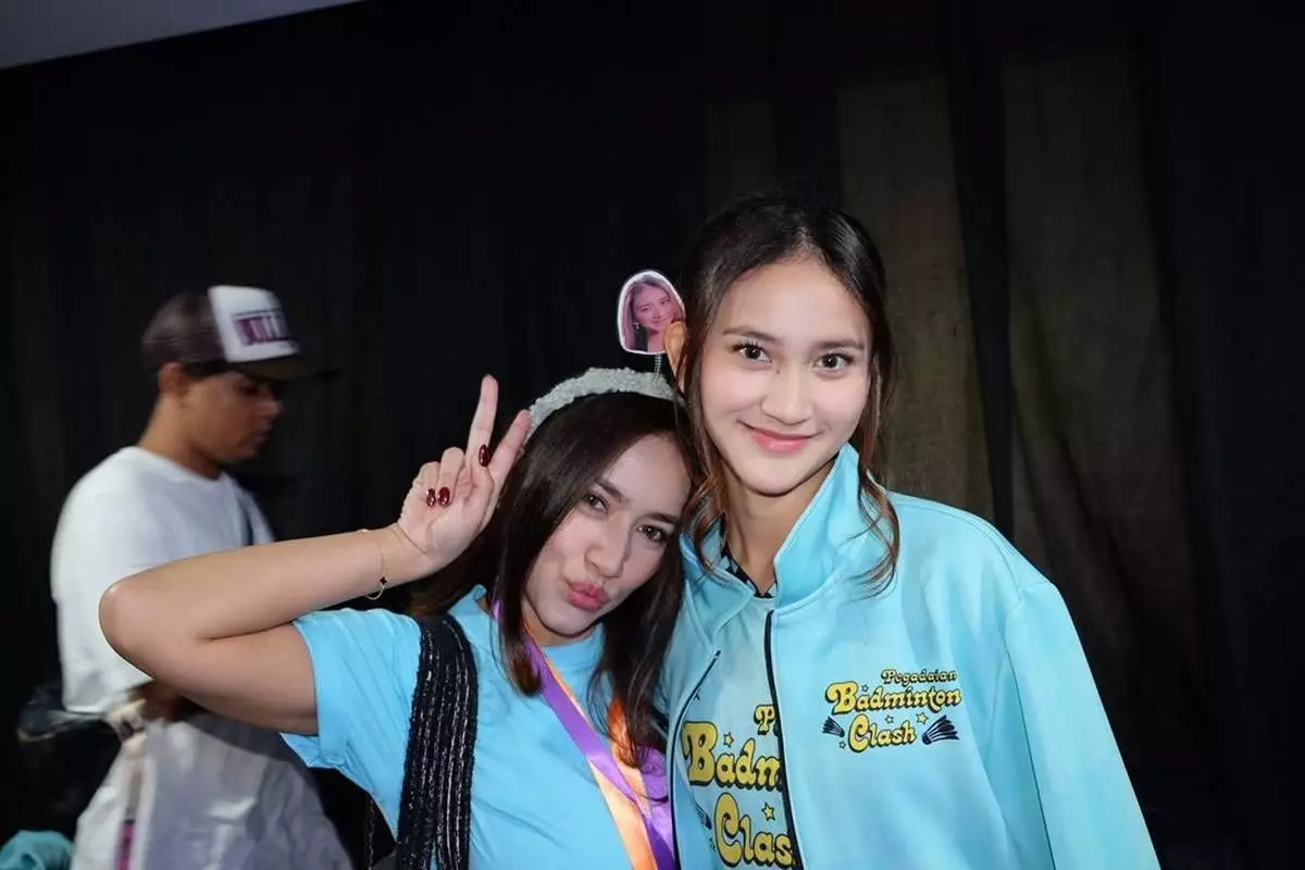 Beda usianya 22 tahun tapi bak seumuran, intip 11 potret kebersamaan Risma Nilawati dan putrinya Leya