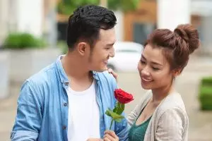 100 Kata-kata gombalan maut lucu, bikin senyum lepas bareng pasangan