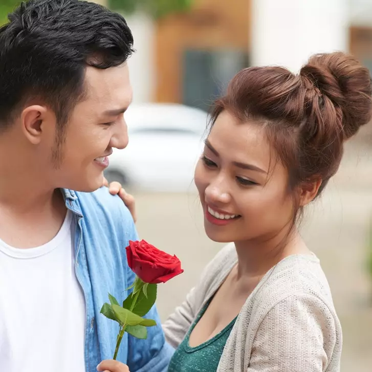 100 Kata-kata gombalan maut lucu, bikin senyum lepas bareng pasangan