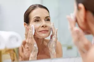 7 Pembersih wajah untuk menghilangkan kerutan mengencangkan wajah harga di bawah Rp 50 ribu