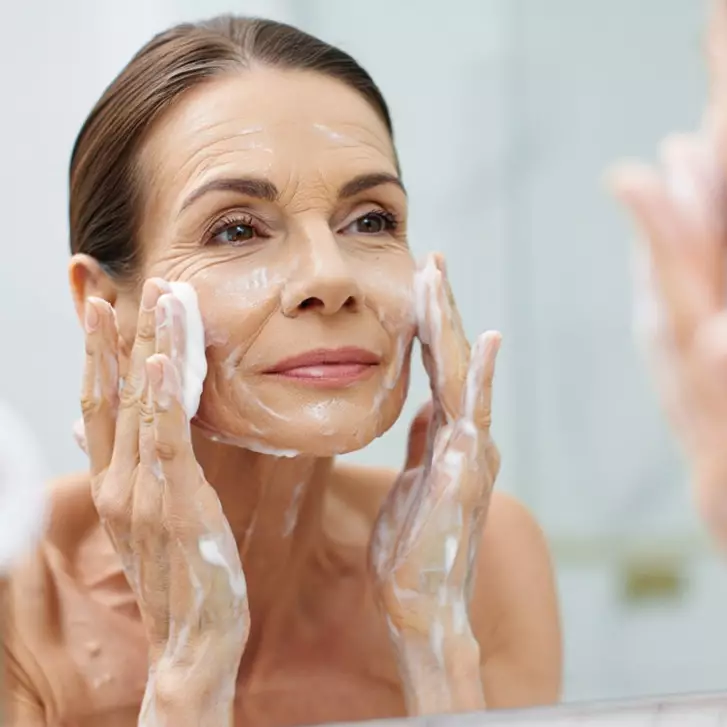 7 Pembersih wajah untuk menghilangkan kerutan mengencangkan wajah harga di bawah Rp 50 ribu