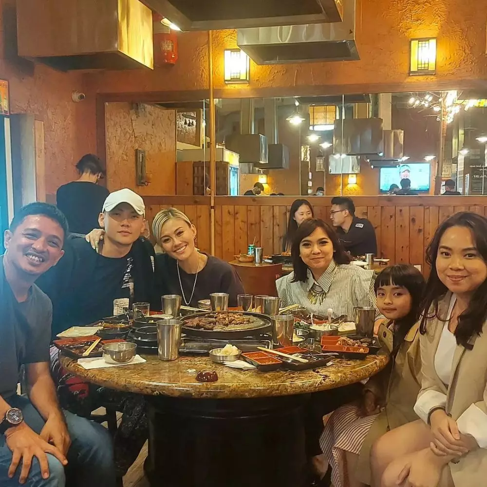 kebersamaan eza yayang dan agnes monica © berbagai sumber