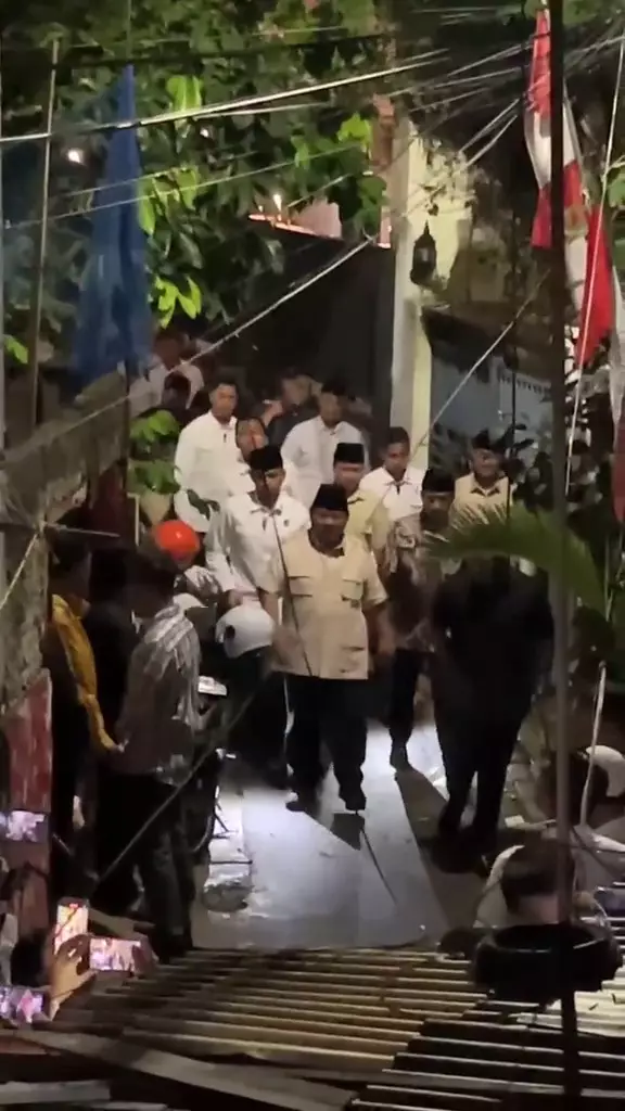 Prabowo Subianto temui keluarga Affan Kurniawan © 2025 brilio.net Prabowo Subianto temui keluarga Affan Kurniawan © 2025 brilio.net