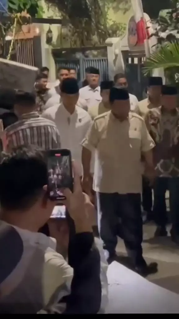 Prabowo Subianto temui keluarga Affan Kurniawan © 2025 brilio.net Prabowo Subianto temui keluarga Affan Kurniawan © 2025 brilio.net
