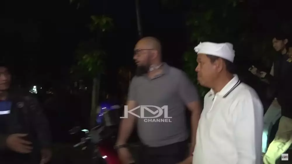 Dedi Mulyadi dilempari botol massa aksi © 2025 YouTube