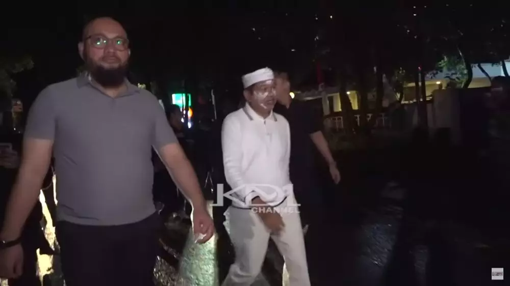 Dedi Mulyadi dilempari botol massa aksi © 2025 YouTube