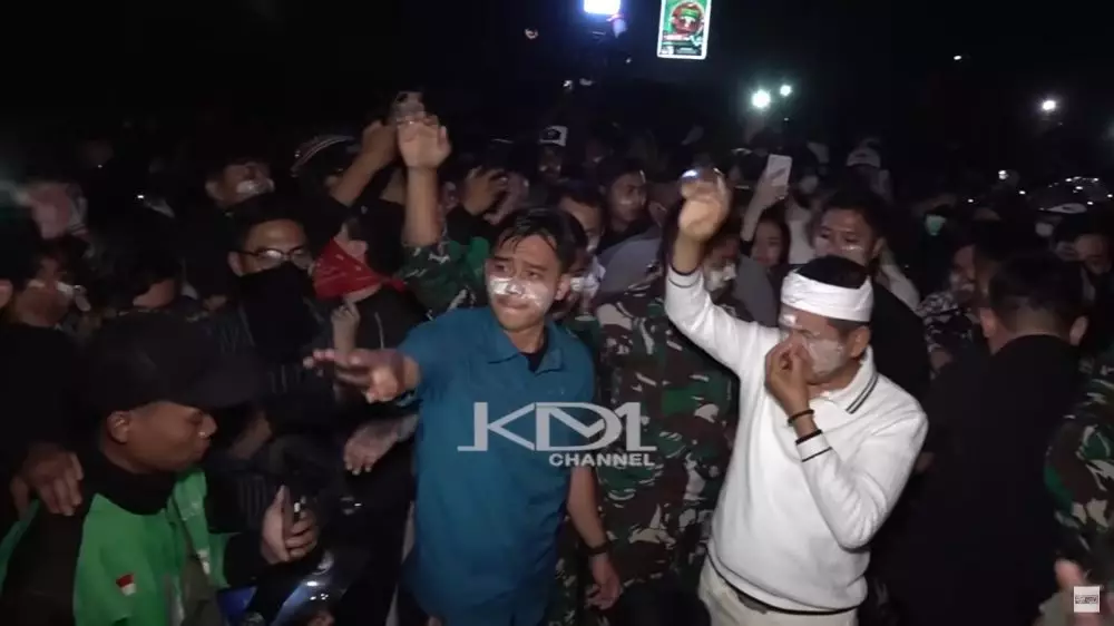 Dedi Mulyadi dilempari botol massa aksi © 2025 YouTube