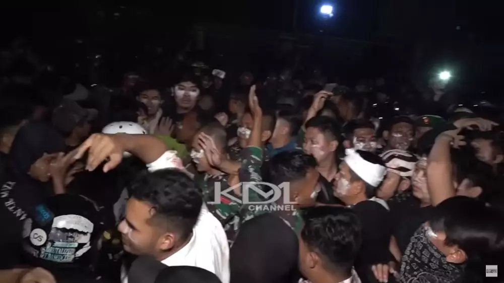 Dedi Mulyadi dilempari botol massa aksi © 2025 YouTube