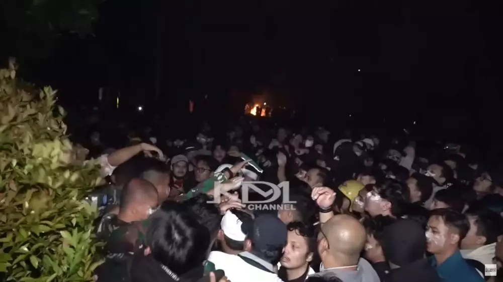 Dedi Mulyadi dilempari botol massa aksi © 2025 YouTube