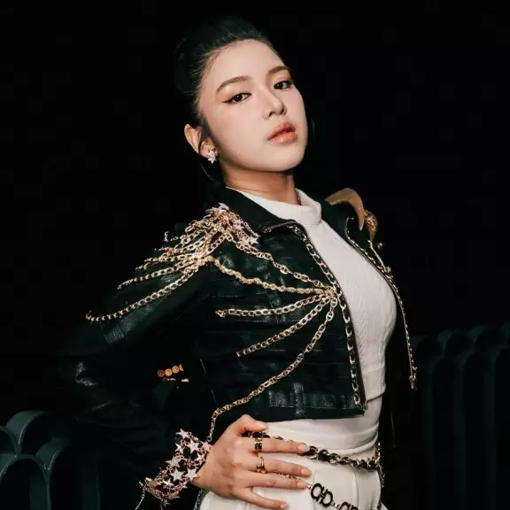 Tiara Andini curhat diminta tukar kursi pesawat gara-gara ada pejabat, endingnya malah kena sindir