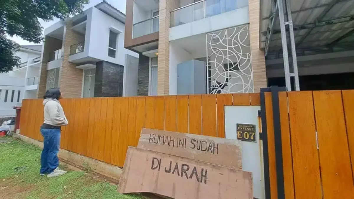 Kondisi berantakan rumah Nafa Urbach usai digeruduk massa, terpampang tulisan 'Rumah Ini Sudah Dijarah