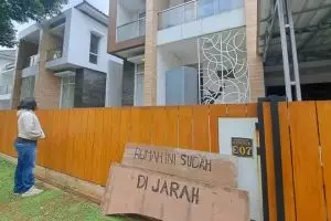 Kondisi berantakan rumah Nafa Urbach usai digeruduk massa, terpampang tulisan 'Rumah Ini Sudah Dijarah