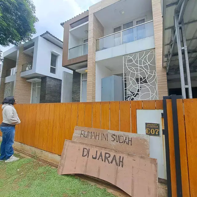 Kondisi berantakan rumah Nafa Urbach usai digeruduk massa, terpampang tulisan 'Rumah Ini Sudah Dijarah