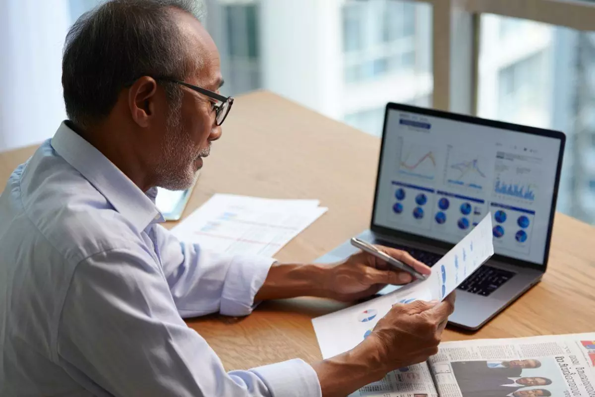 Tetap untung di tengah gejolak politik, ini tips investasi aman 2025