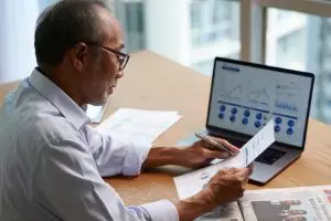 Tetap untung di tengah gejolak politik, ini tips investasi aman 2025