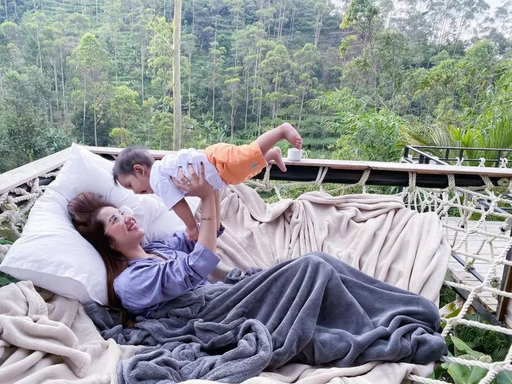 potret raya kitty momong anak semata wayangnya © berbagai sumber