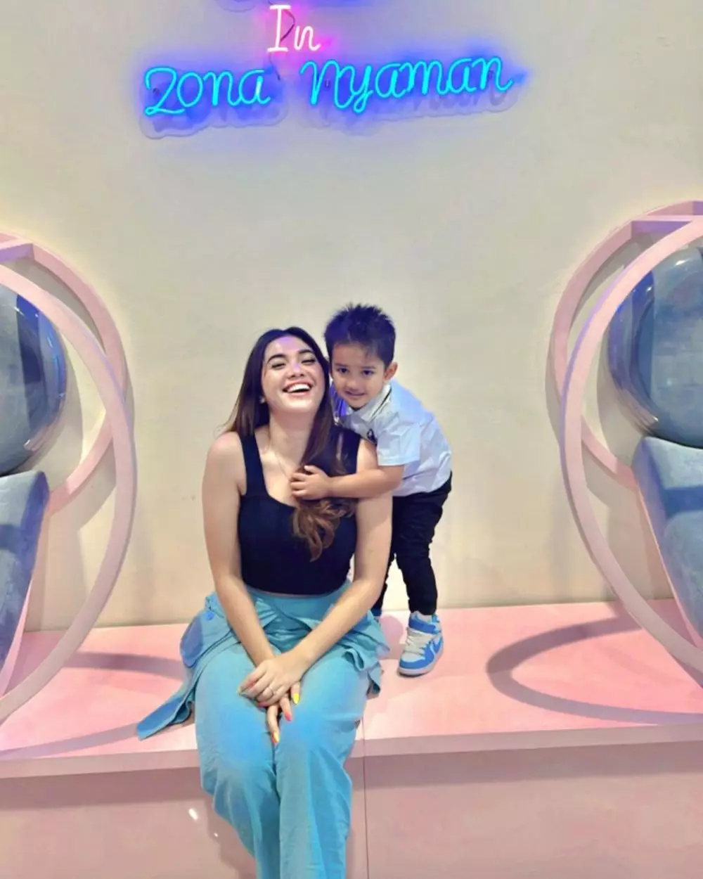 potret raya kitty momong anak semata wayangnya © berbagai sumber