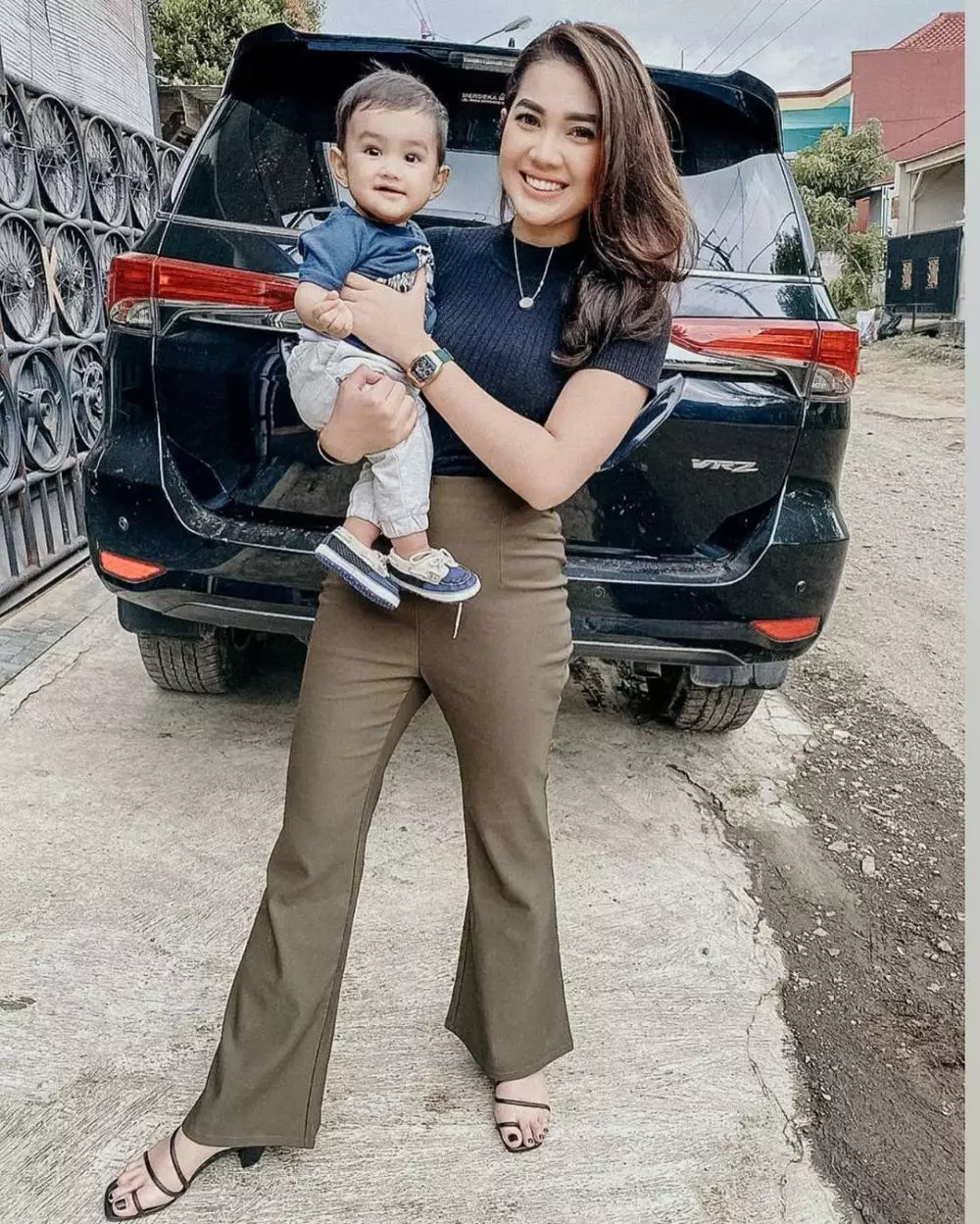 potret raya kitty momong anak semata wayangnya © berbagai sumber