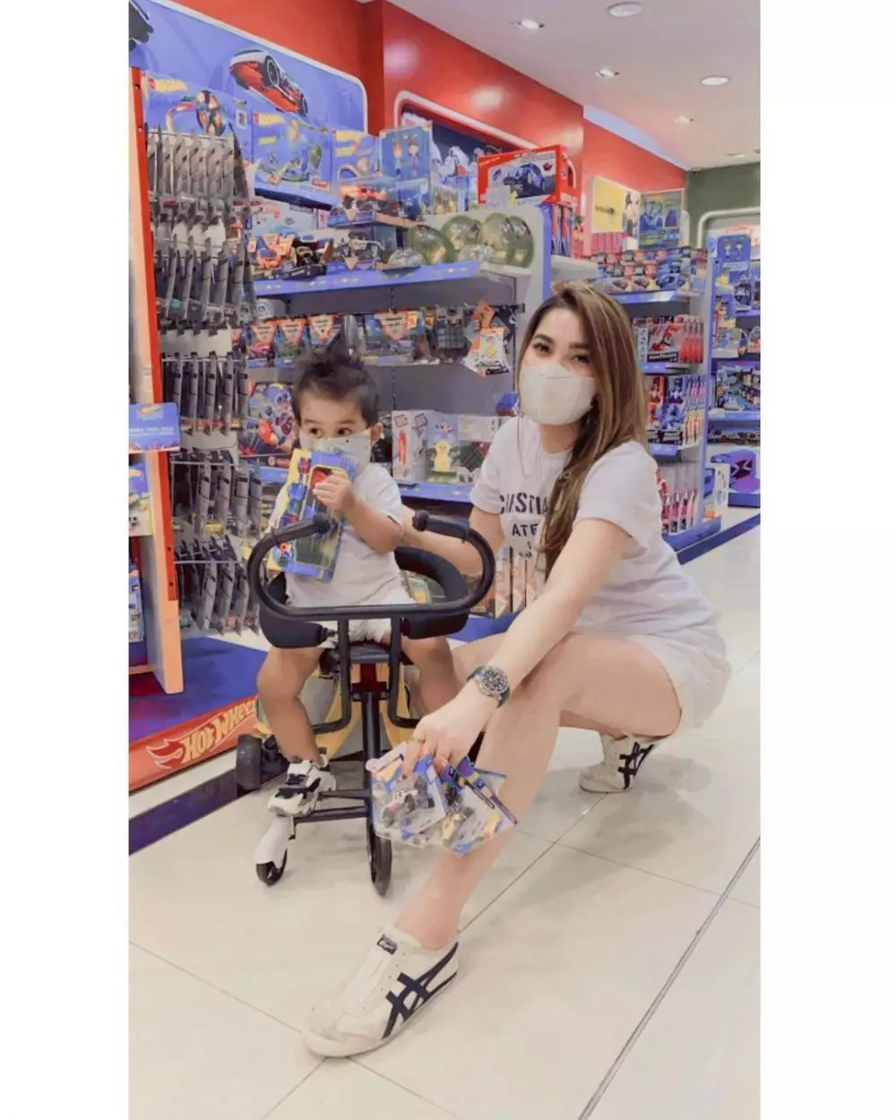 potret raya kitty momong anak semata wayangnya © berbagai sumber