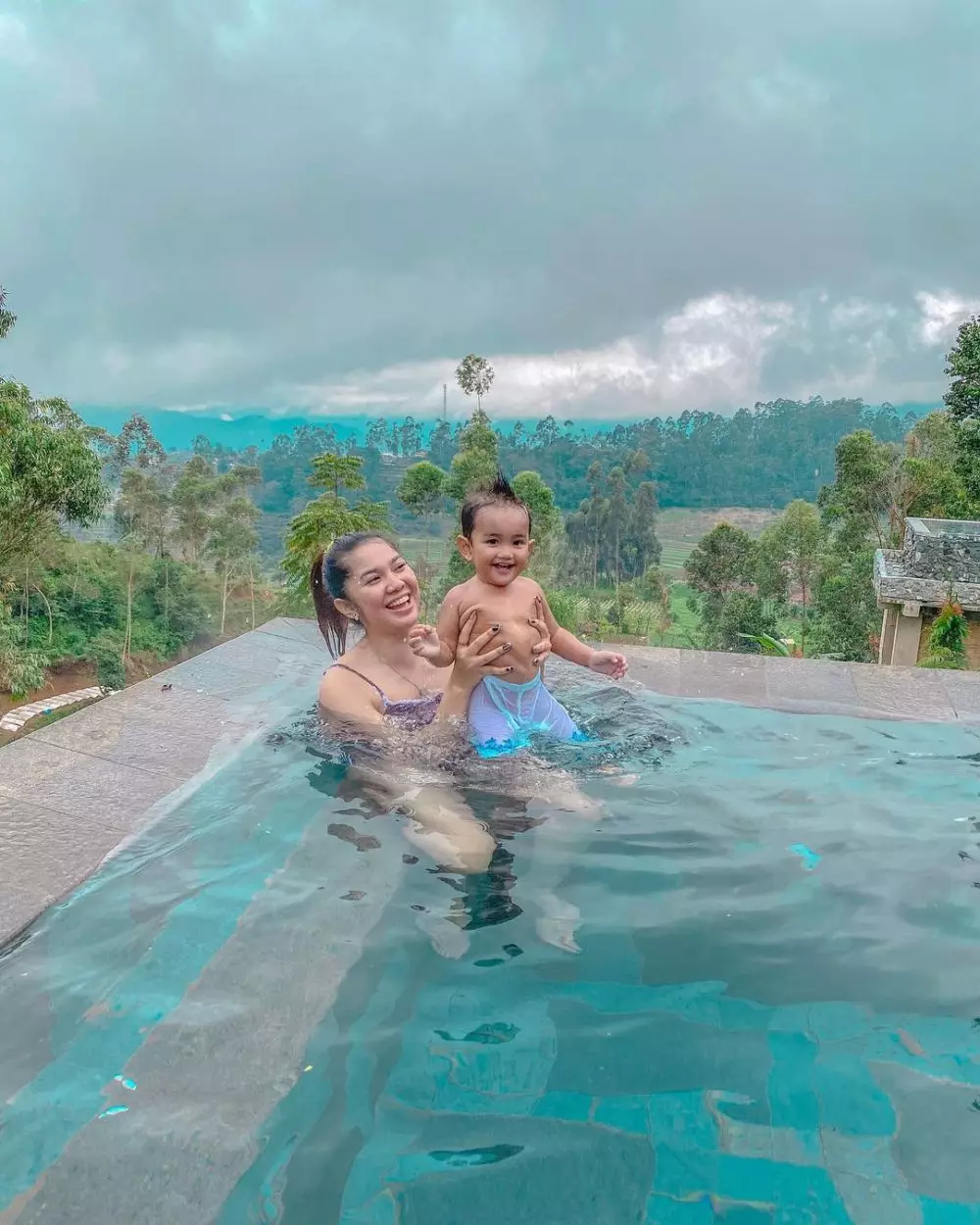 potret raya kitty momong anak semata wayangnya © berbagai sumber