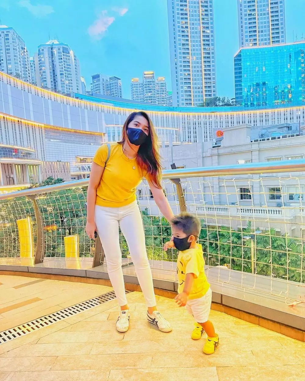 potret raya kitty momong anak semata wayangnya © berbagai sumber