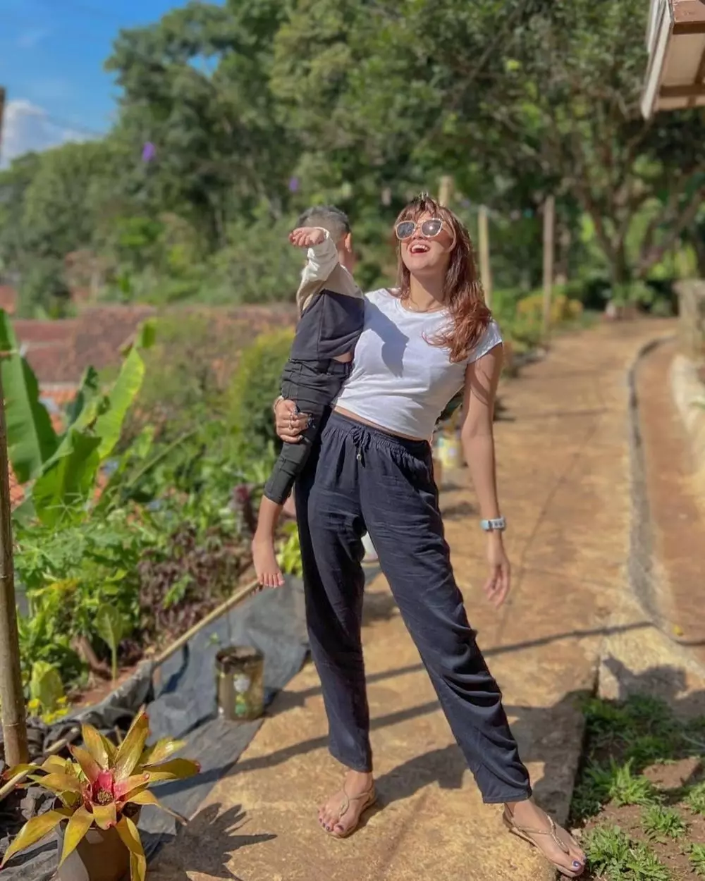 potret raya kitty momong anak semata wayangnya © berbagai sumber