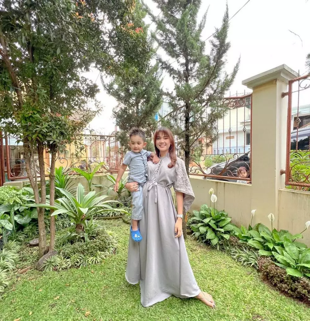 potret raya kitty momong anak semata wayangnya © berbagai sumber