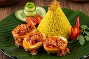 5 Resep telur balado untuk nasi kuning, pasangan sempurna yang selalu bikin nagih!