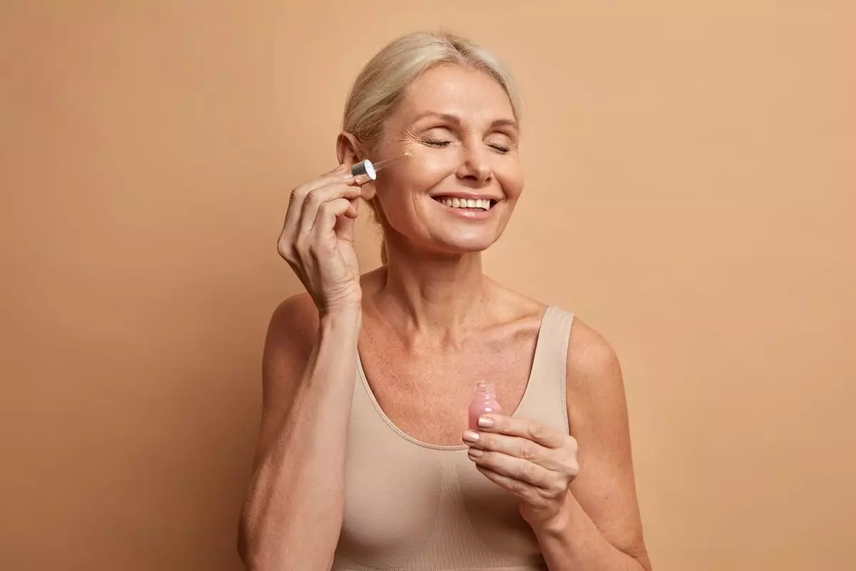 10 Serum mencerahkan wajah untuk usia 50 tahun harga di bawah Rp 100 ribu
