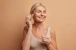 10 Serum mencerahkan wajah untuk usia 50 tahun harga di bawah Rp 100 ribu