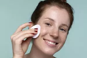 10 Toner menghilangkan bruntusan di wajah harga di bawah Rp 200 ribu