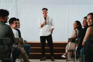 100 Tebak-tebakan lucu paling gokil untuk MC, rahasia acara jadi seru