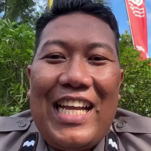 Agak lain, aksi polisi justru ajak keluarganya ikut demo anggota DPR ini bikin ngakak