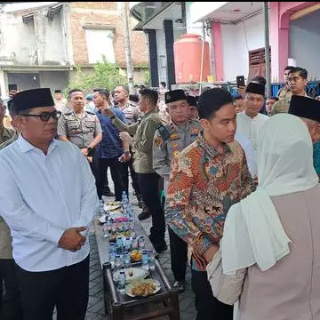 Momen Wapres Gibran beri santunan &amp; takziah ke rumah Andika Lutfi pelajar meninggal karena demo ricuh