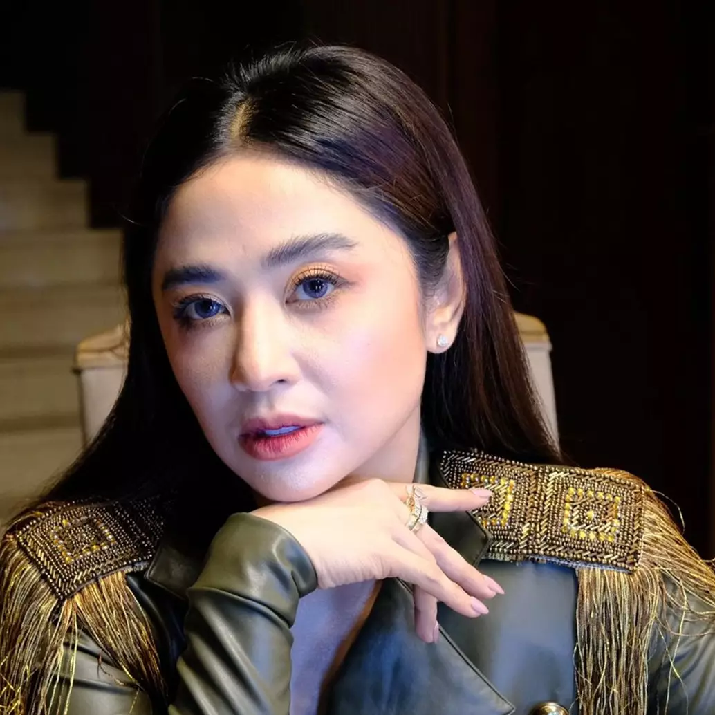 6 Potret Dewi Perssik rawat kucing Eko Patrio yang selamat dari aksi penjarahan