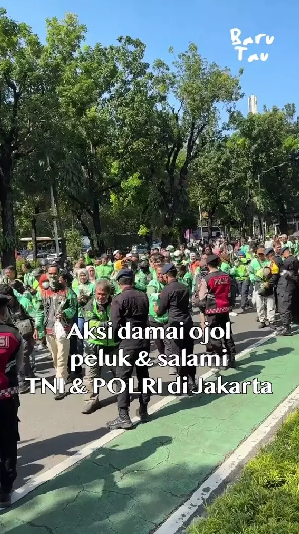 driver ojol aksi damai dengan polisi © TikTok driver ojol aksi damai dengan polisi © TikTok