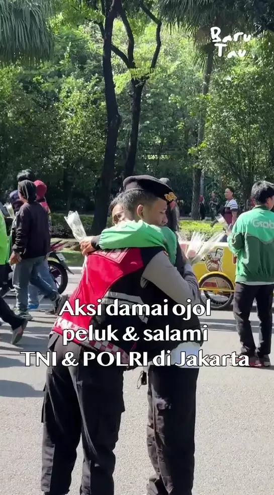 driver ojol aksi damai dengan polisi © TikTok driver ojol aksi damai dengan polisi © TikTok