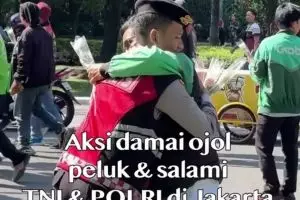 7 Potret adem driver ojol aksi damai dengan polisi dan TNI usai demo ricuh, sebar mawar merah