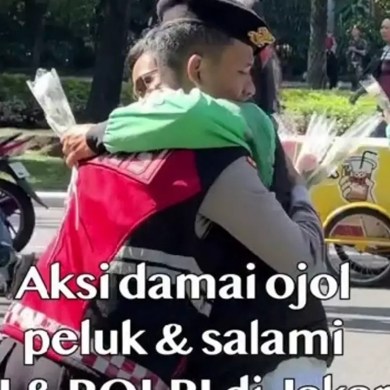 7 Potret adem driver ojol aksi damai dengan polisi dan TNI usai demo ricuh, sebar mawar merah