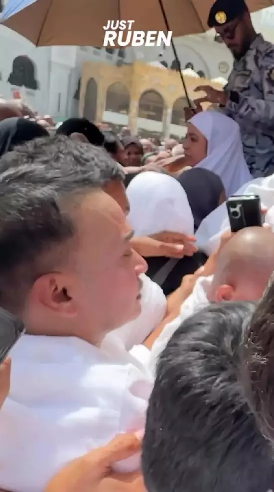 Ruben Onsu perdana sampai di Kabah © Instagram Ruben Onsu perdana sampai di Kabah © Instagram