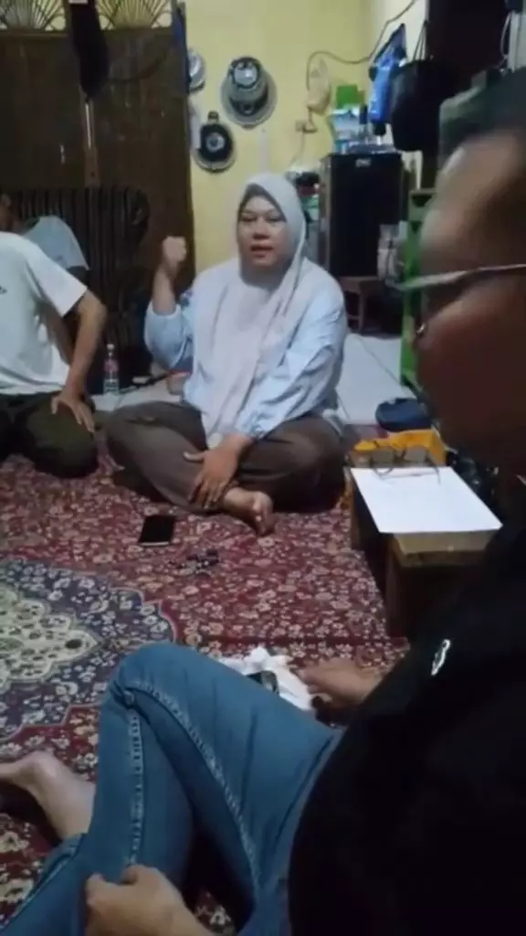 Warga kembalikan jam tangan 11,7 miliar Sahroni © 2025 brilio.net