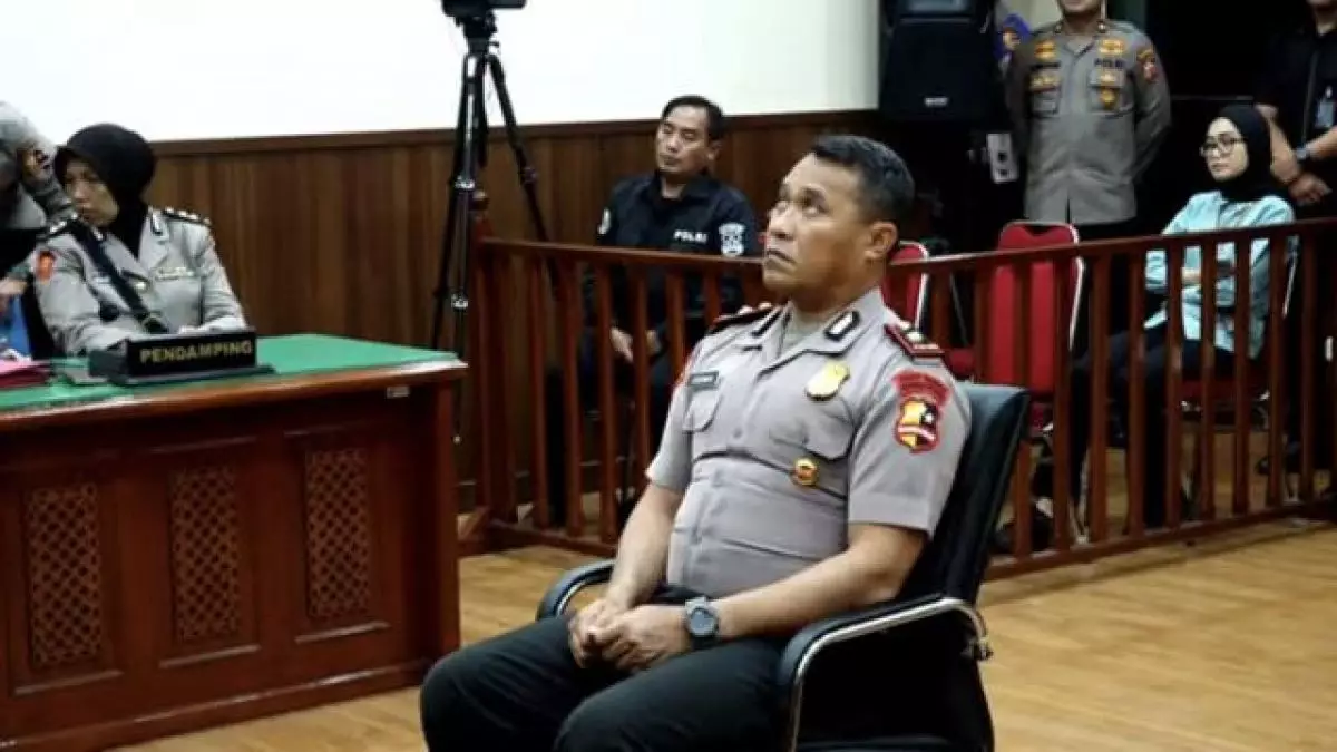 Momen Kompol Kosmas menangis saat dipecat Polri: “Saya hanya jalankan perintah komandan”